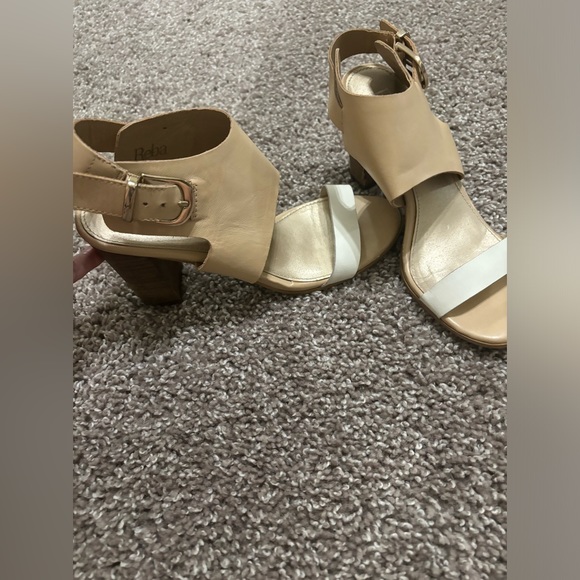 Cute sandals by Reba perfect for summer. - Picture 3 of 5